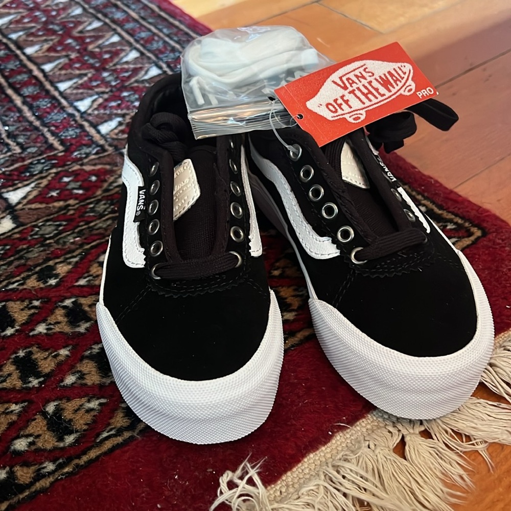 Kids Suede Canvas Chima Pro 2 Skate Shoes - Black/White